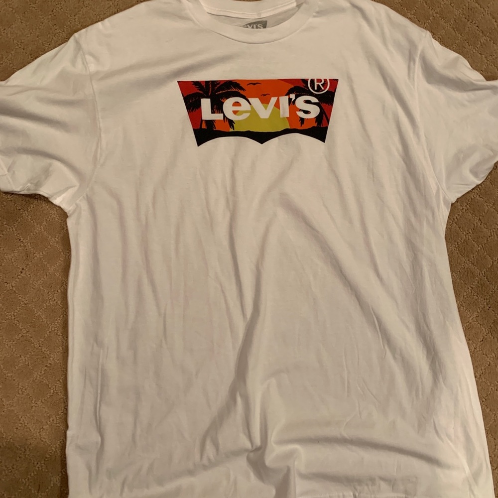 levi’s tee shirt